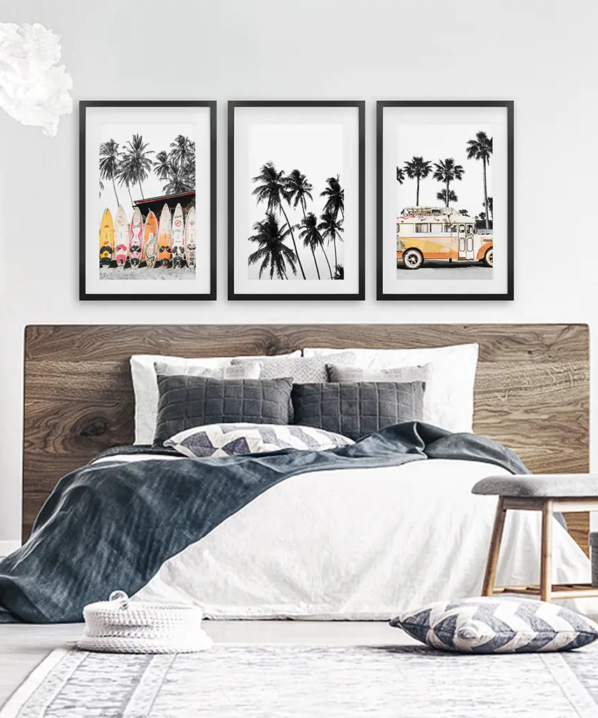 Schwarze und orangefarbene Surf-Kunstdrucke. Bus, Palmen, Surfbretter