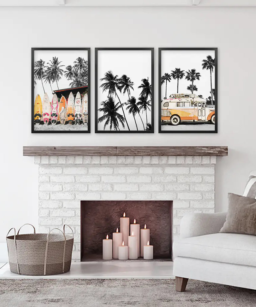 Schwarze und orangefarbene Surf-Kunstdrucke. Bus, Palmen, Surfbretter