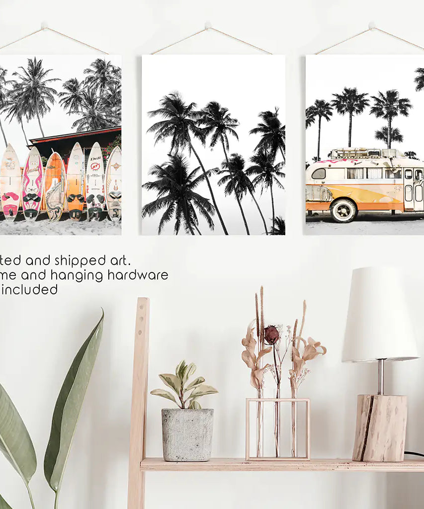 Schwarze und orangefarbene Surf-Kunstdrucke. Bus, Palmen, Surfbretter