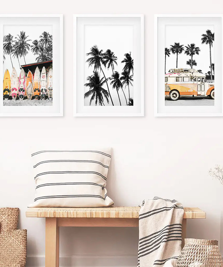 Schwarze und orangefarbene Surf-Kunstdrucke. Bus, Palmen, Surfbretter