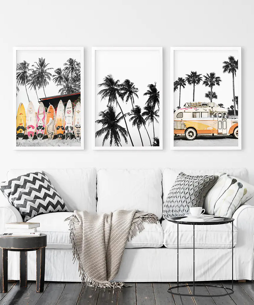 Schwarze und orangefarbene Surf-Kunstdrucke. Bus, Palmen, Surfbretter