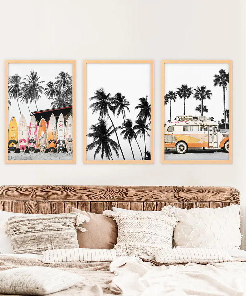 Schwarze und orangefarbene Surf-Kunstdrucke. Bus, Palmen, Surfbretter