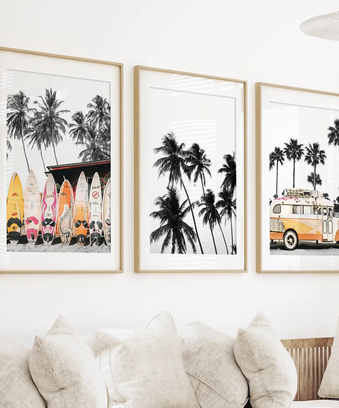 Schwarze und orangefarbene Surf-Kunstdrucke. Bus, Palmen, Surfbretter