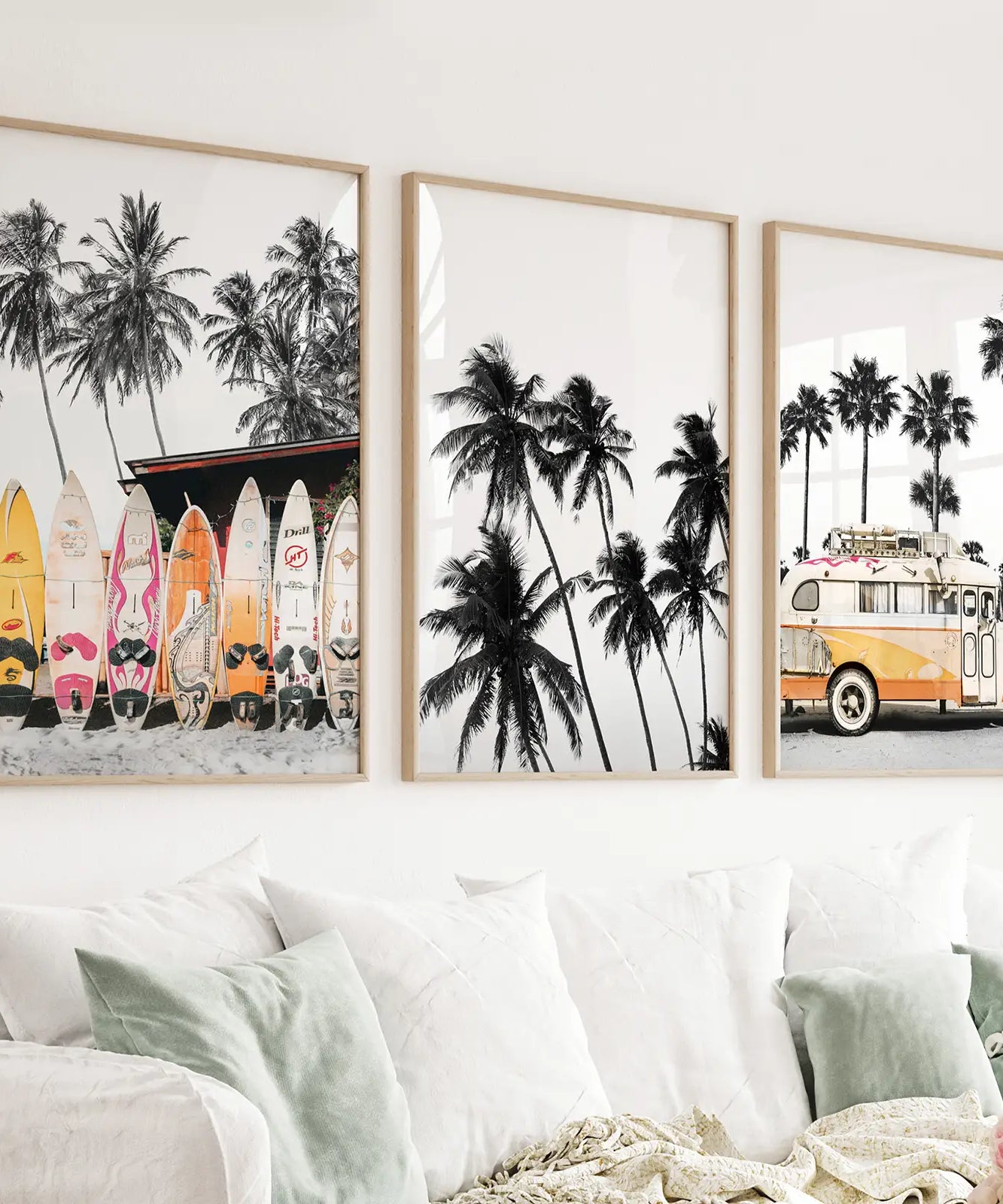 Schwarze und orangefarbene Surf-Kunstdrucke. Bus, Palmen, Surfbretter