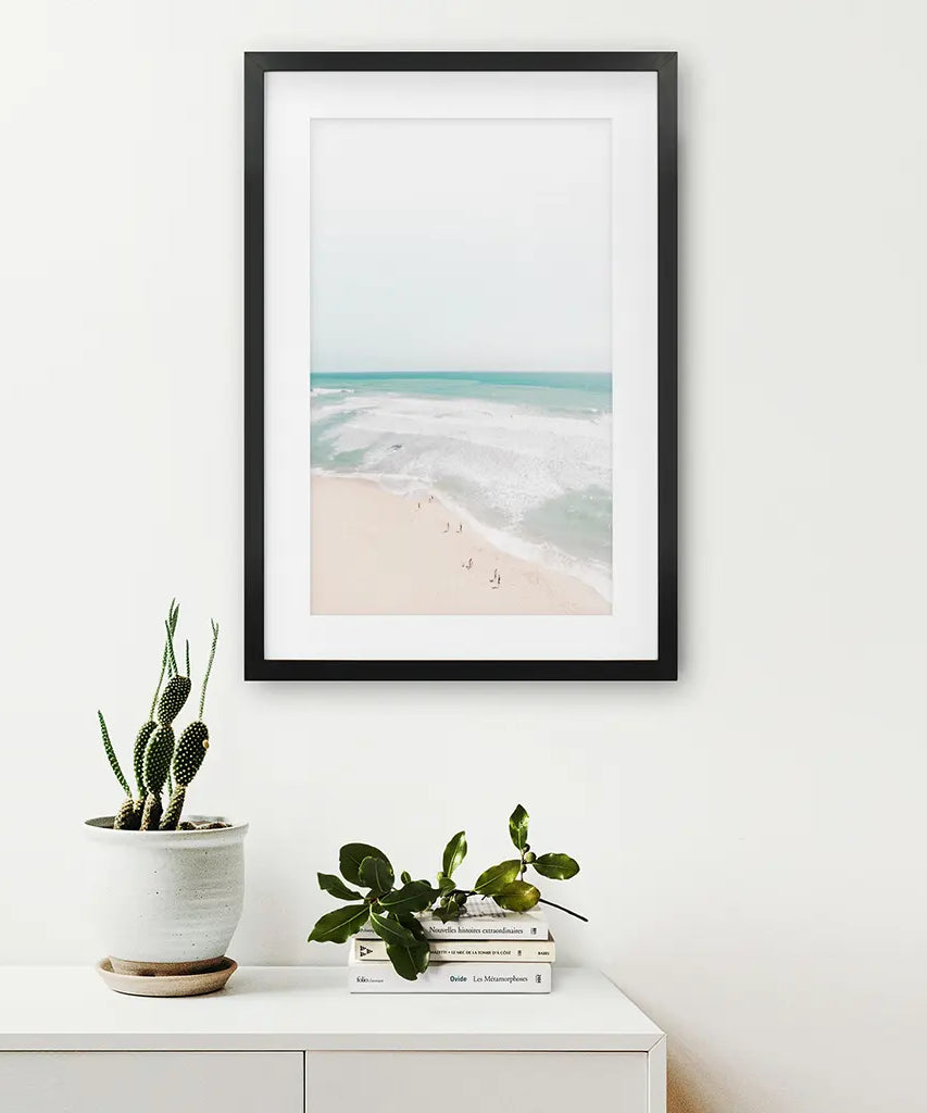 Neutrales Sommerfoto. Blaue Meereswellen, Sandstrand