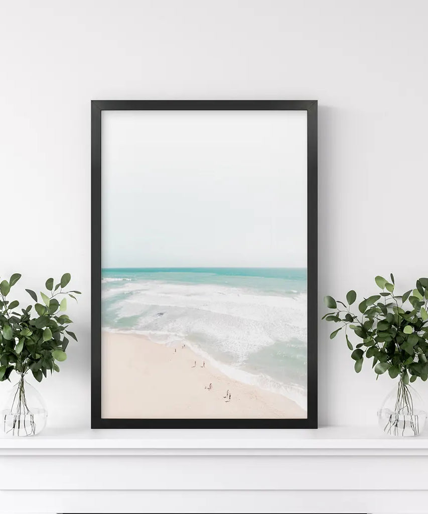 Neutrales Sommerfoto. Blaue Meereswellen, Sandstrand