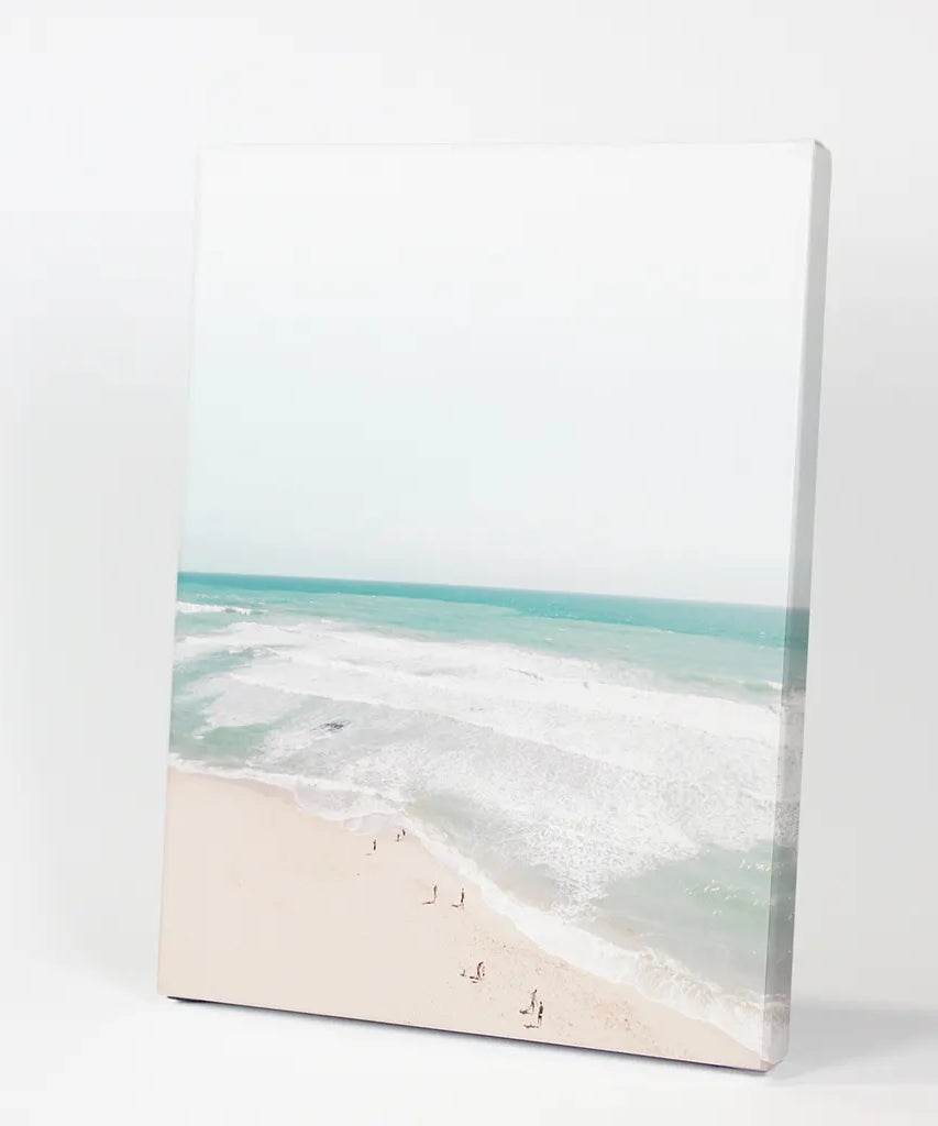 Neutrales Sommerfoto. Blaue Meereswellen, Sandstrand