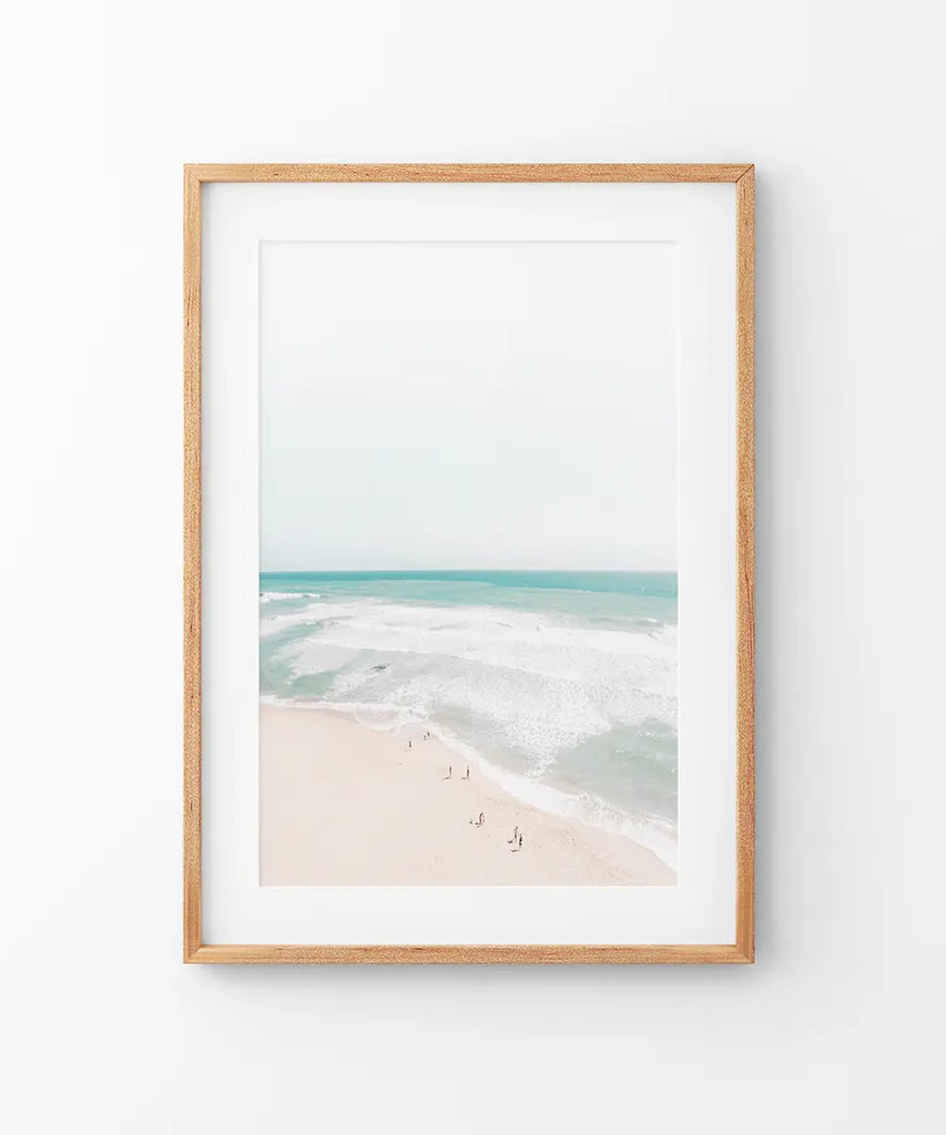 Neutrales Sommerfoto. Blaue Meereswellen, Sandstrand