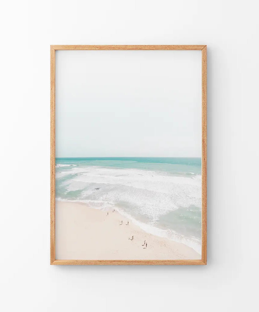 Neutrales Sommerfoto. Blaue Meereswellen, Sandstrand