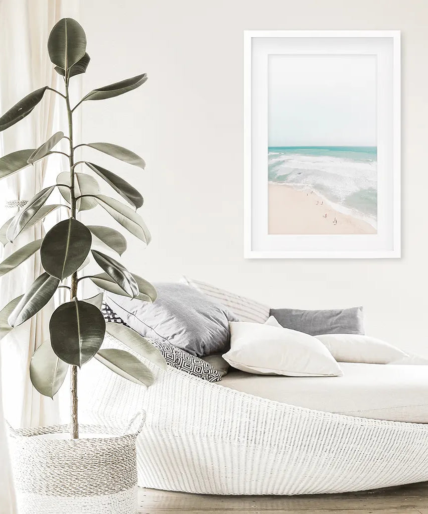 Neutrales Sommerfoto. Blaue Meereswellen, Sandstrand