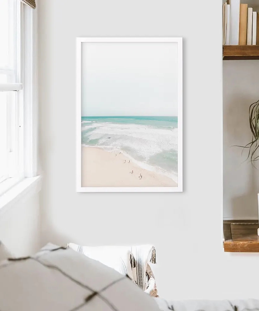 Neutrales Sommerfoto. Blaue Meereswellen, Sandstrand