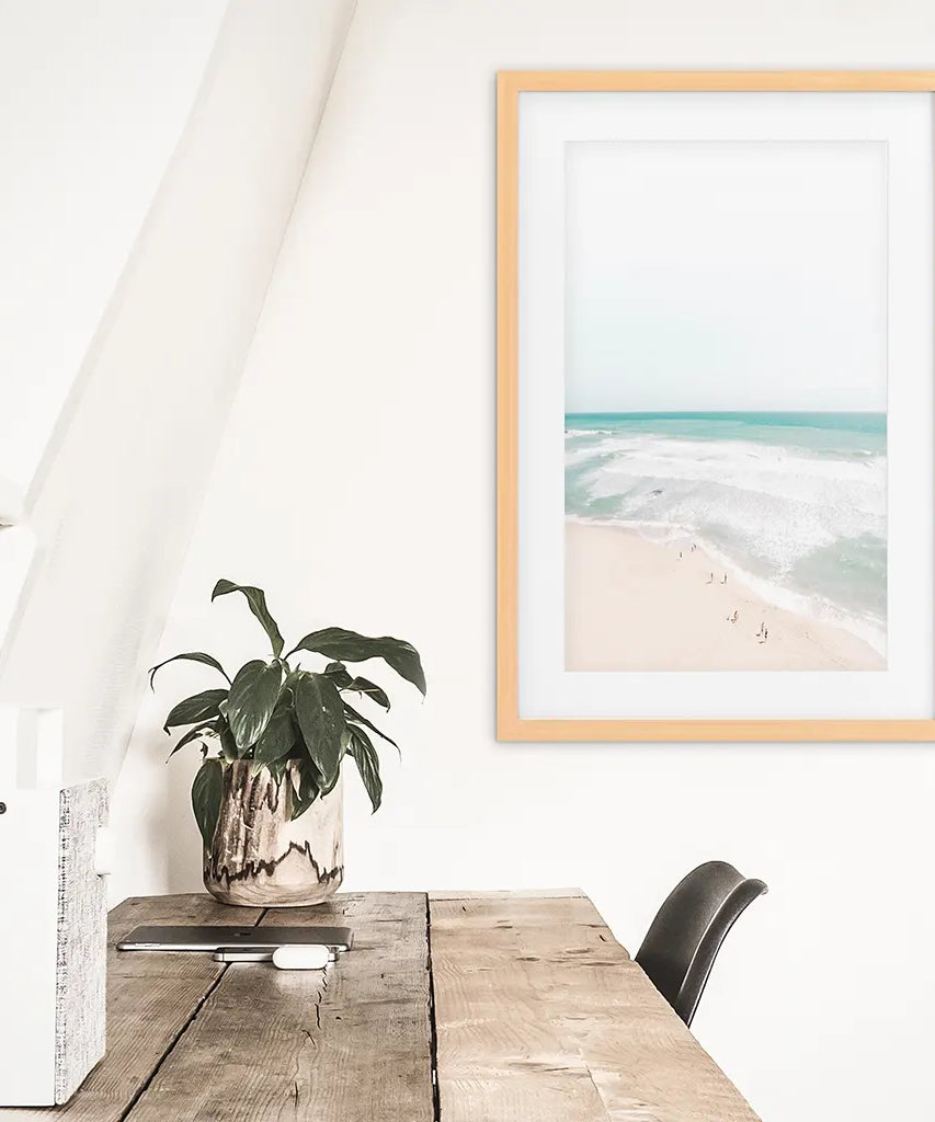 Neutrales Sommerfoto. Blaue Meereswellen, Sandstrand