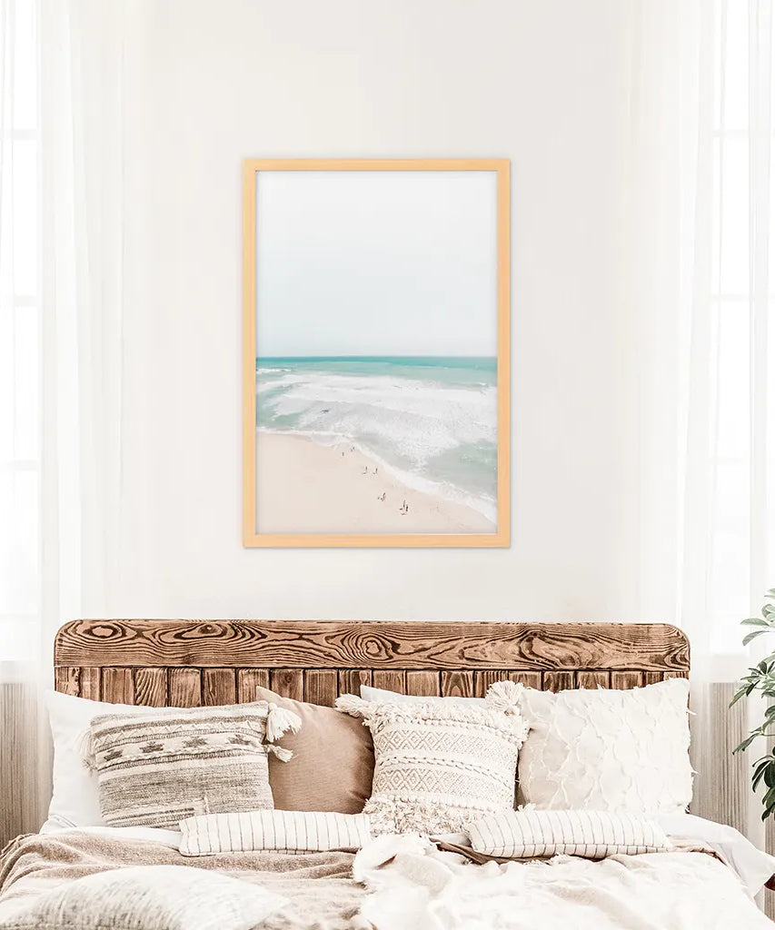 Neutrales Sommerfoto. Blaue Meereswellen, Sandstrand