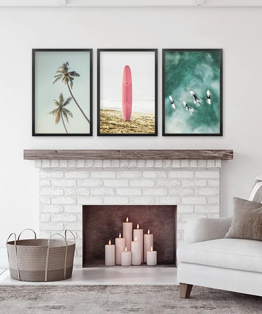 Rosa Surfbrett Wandkunst. Pastellstrand, Wellen, Tropische Palmen