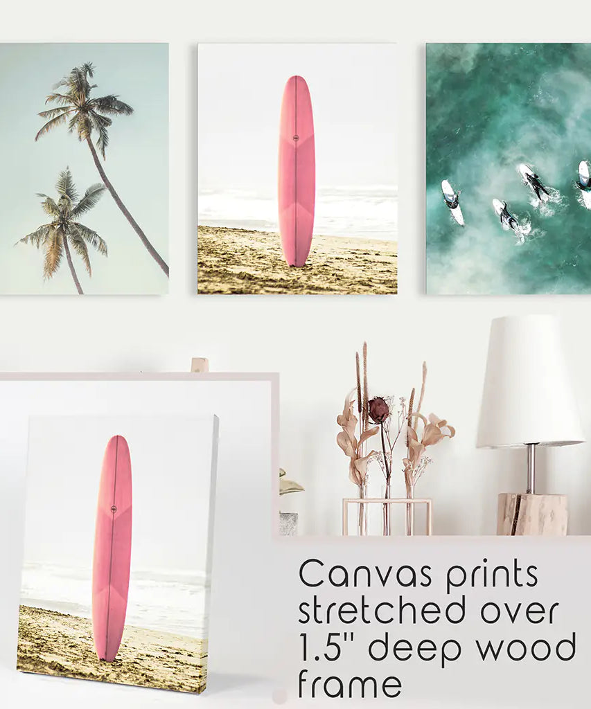 Rosa Surfbrett Wandkunst. Pastellstrand, Wellen, Tropische Palmen