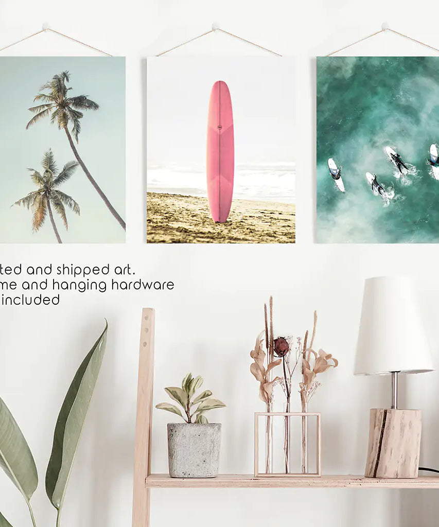 Rosa Surfbrett Wandkunst. Pastellstrand, Wellen, Tropische Palmen