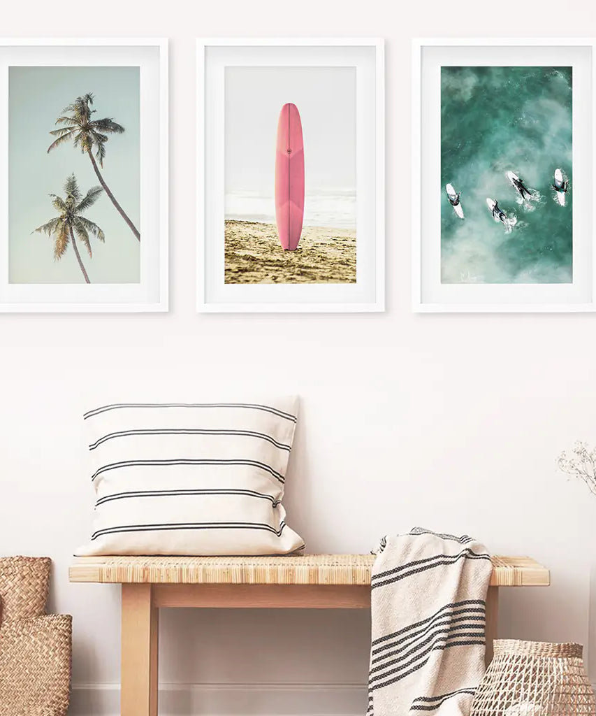 Rosa Surfbrett Wandkunst. Pastellstrand, Wellen, Tropische Palmen