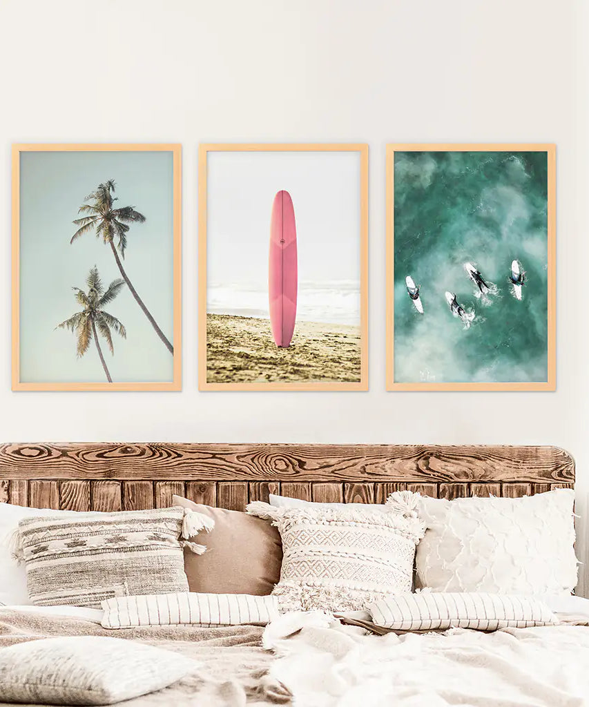Rosa Surfbrett Wandkunst. Pastellstrand, Wellen, Tropische Palmen