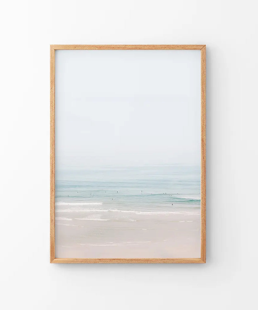 Pastellrosa Strand und blaue Wellen. Moderner Meer-Kunstdruck