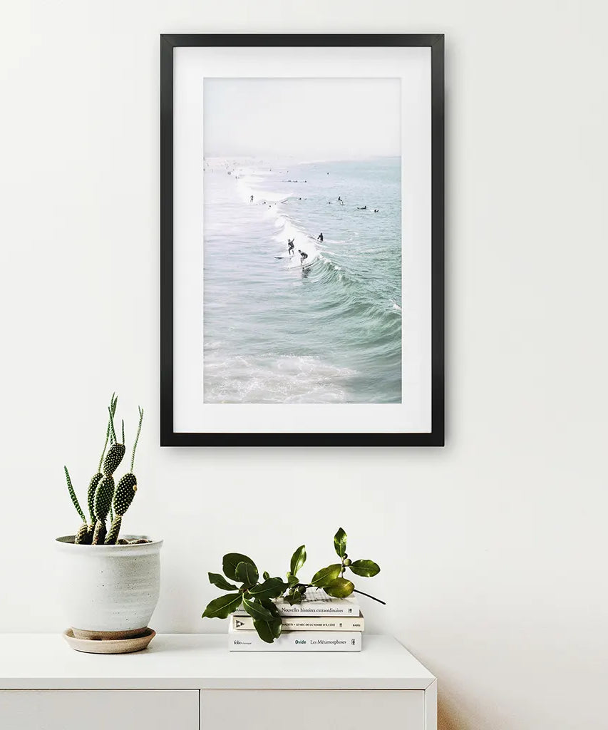 Pastellfarbener kalifornischer Stranddruck. Surfer und Meereswellen