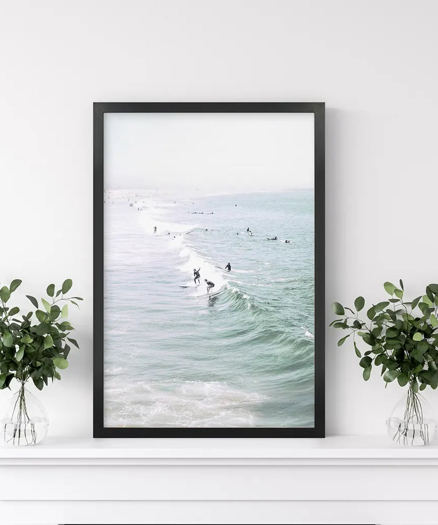 Pastellfarbener kalifornischer Stranddruck. Surfer und Meereswellen
