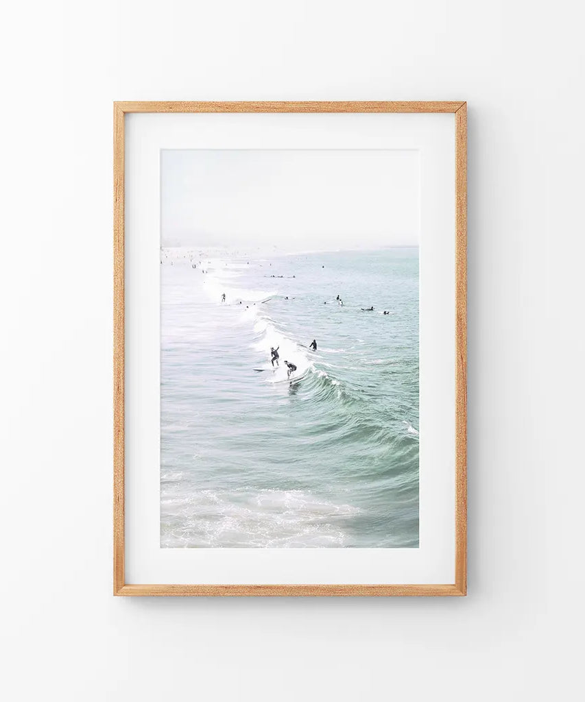 Pastellfarbener kalifornischer Stranddruck. Surfer und Meereswellen