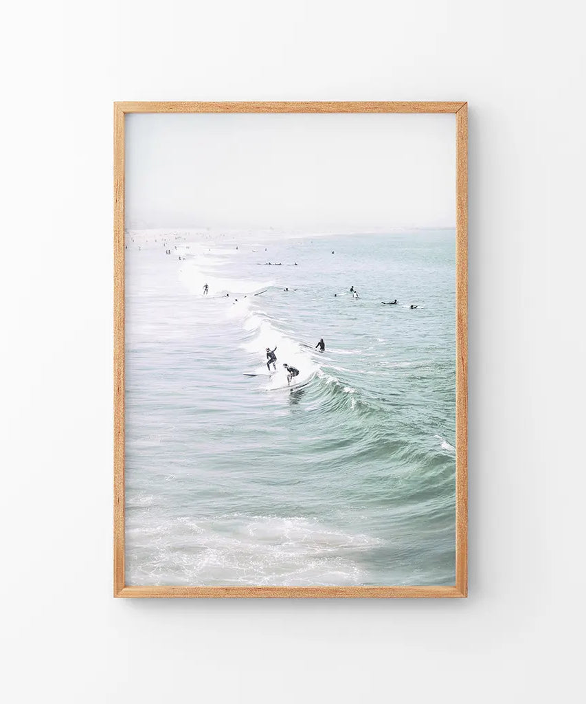 Pastellfarbener kalifornischer Stranddruck. Surfer und Meereswellen