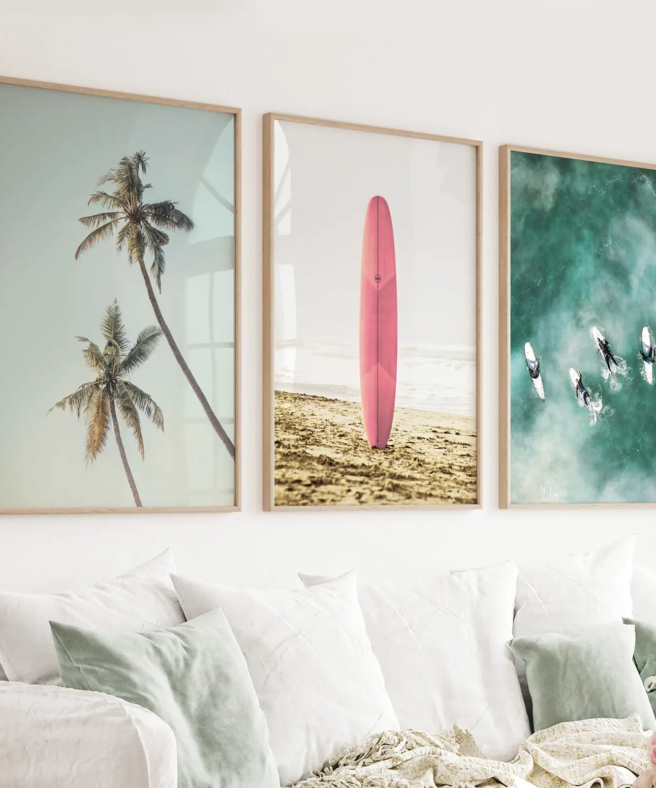 Rosa Surfbrett Wandkunst. Pastellstrand, Wellen, Tropische Palmen