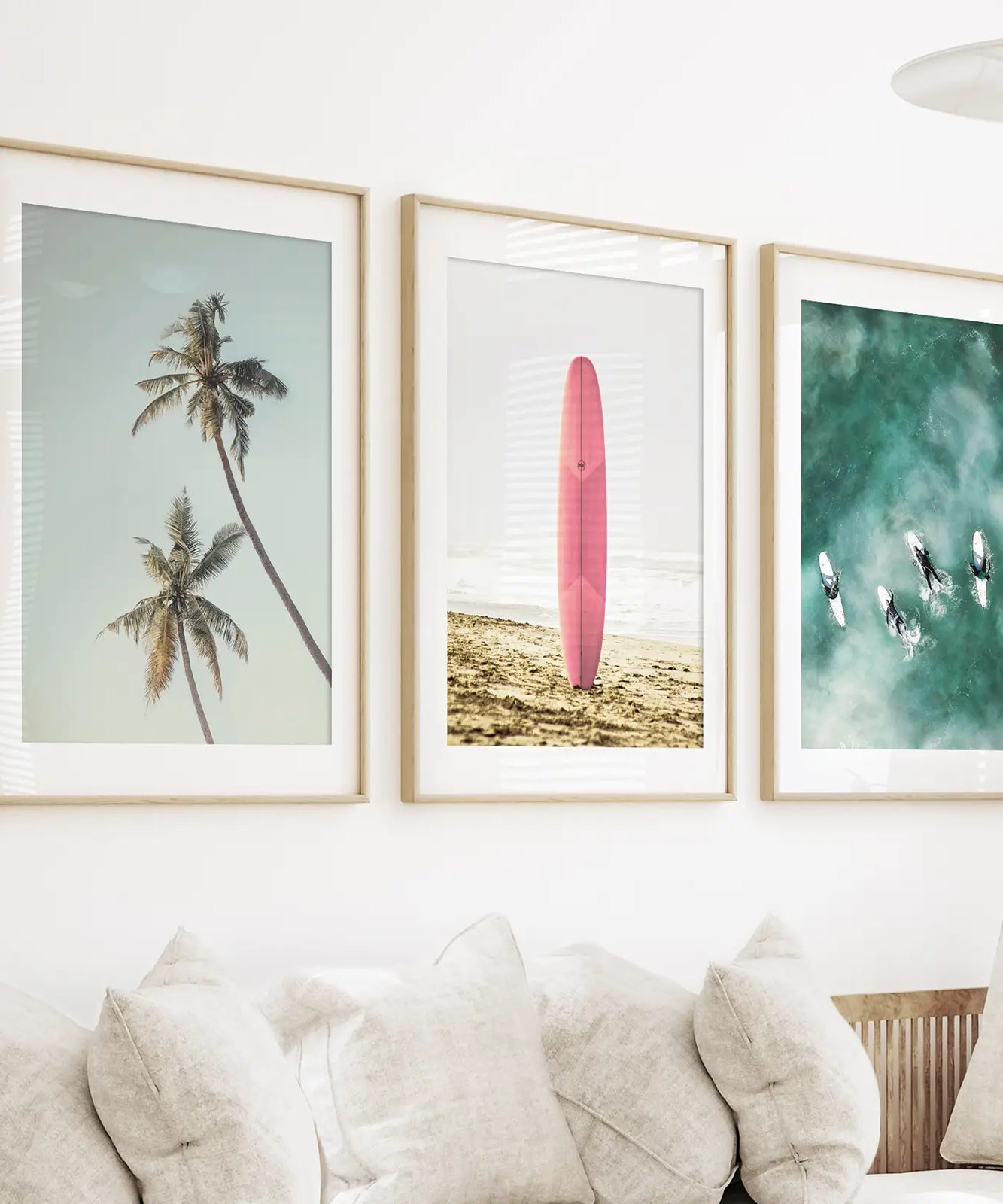 Rosa Surfbrett Wandkunst. Pastellstrand, Wellen, Tropische Palmen