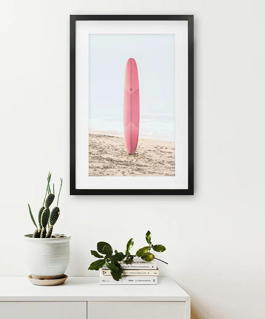 Pink Surfboard an einem Sandstrand Druck. Kalifornischer Sommer