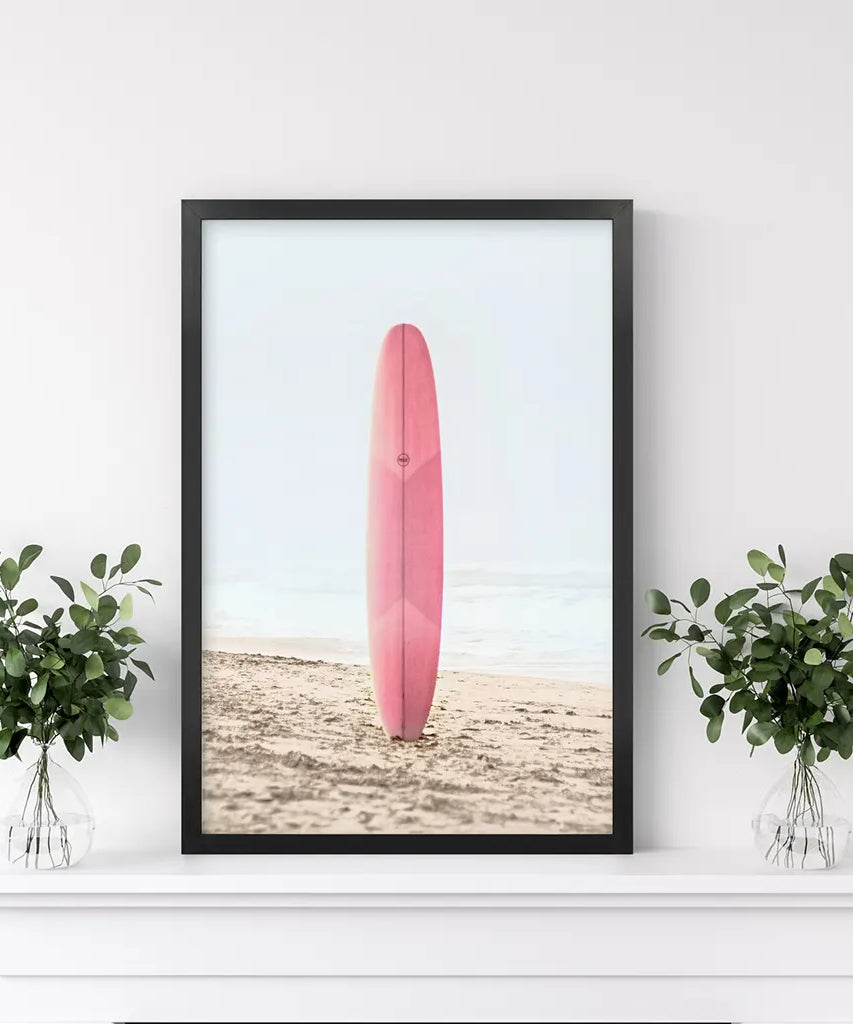 Pink Surfboard an einem Sandstrand Druck. Kalifornischer Sommer