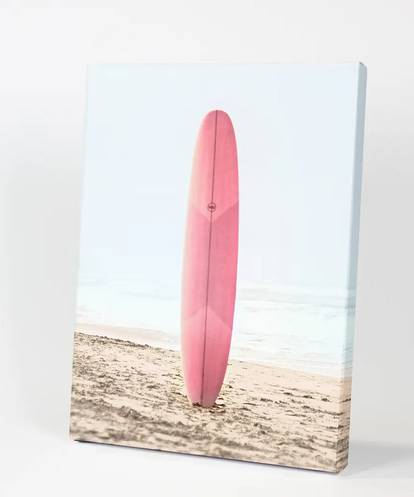 Pink Surfboard an einem Sandstrand Druck. Kalifornischer Sommer