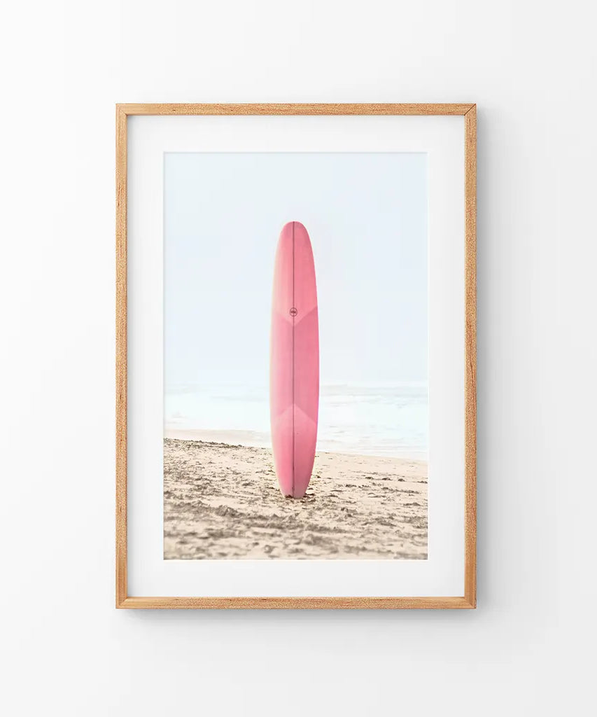 Pink Surfboard an einem Sandstrand Druck. Kalifornischer Sommer