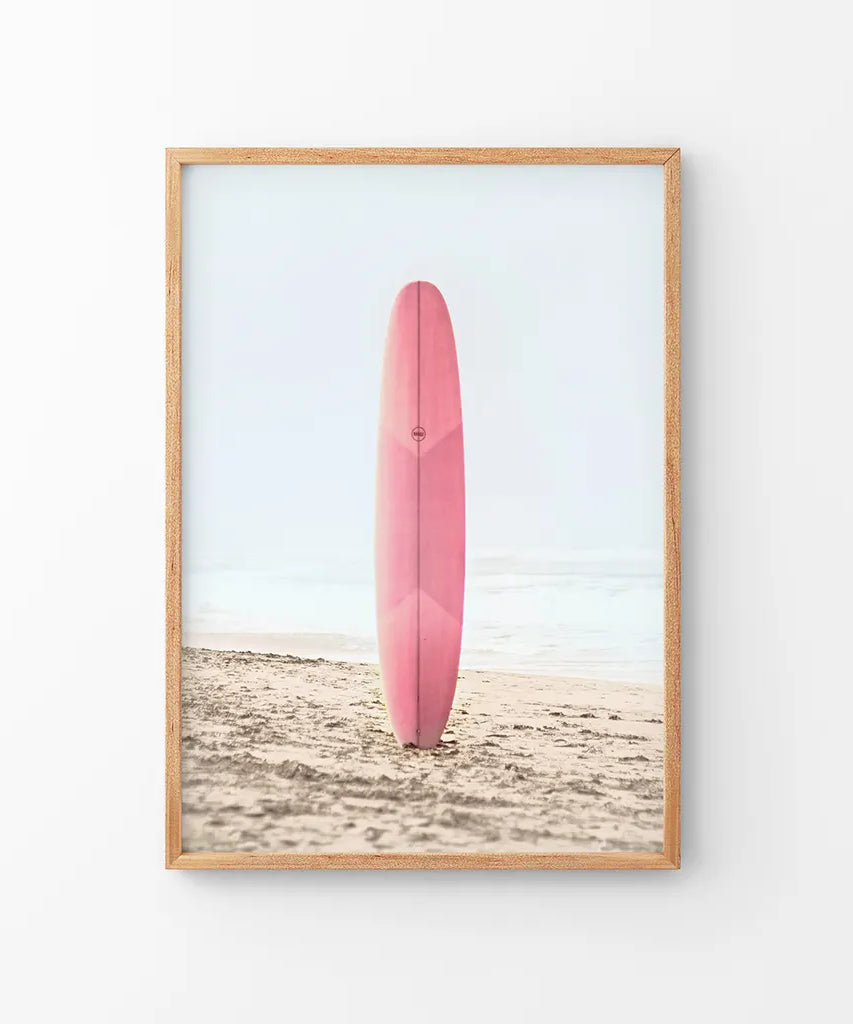 Pink Surfboard an einem Sandstrand Druck. Kalifornischer Sommer