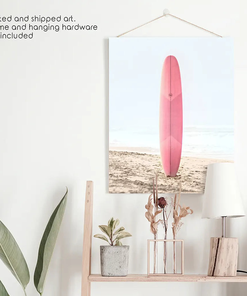 Pink Surfboard an einem Sandstrand Druck. Kalifornischer Sommer