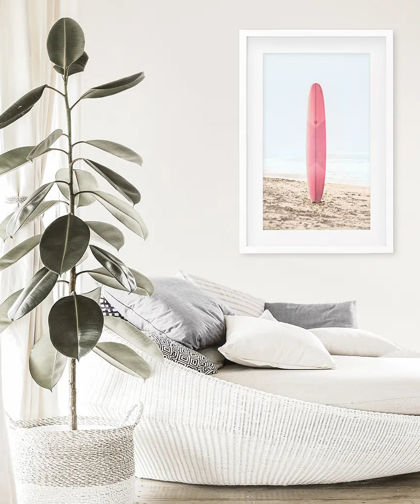Pink Surfboard an einem Sandstrand Druck. Kalifornischer Sommer