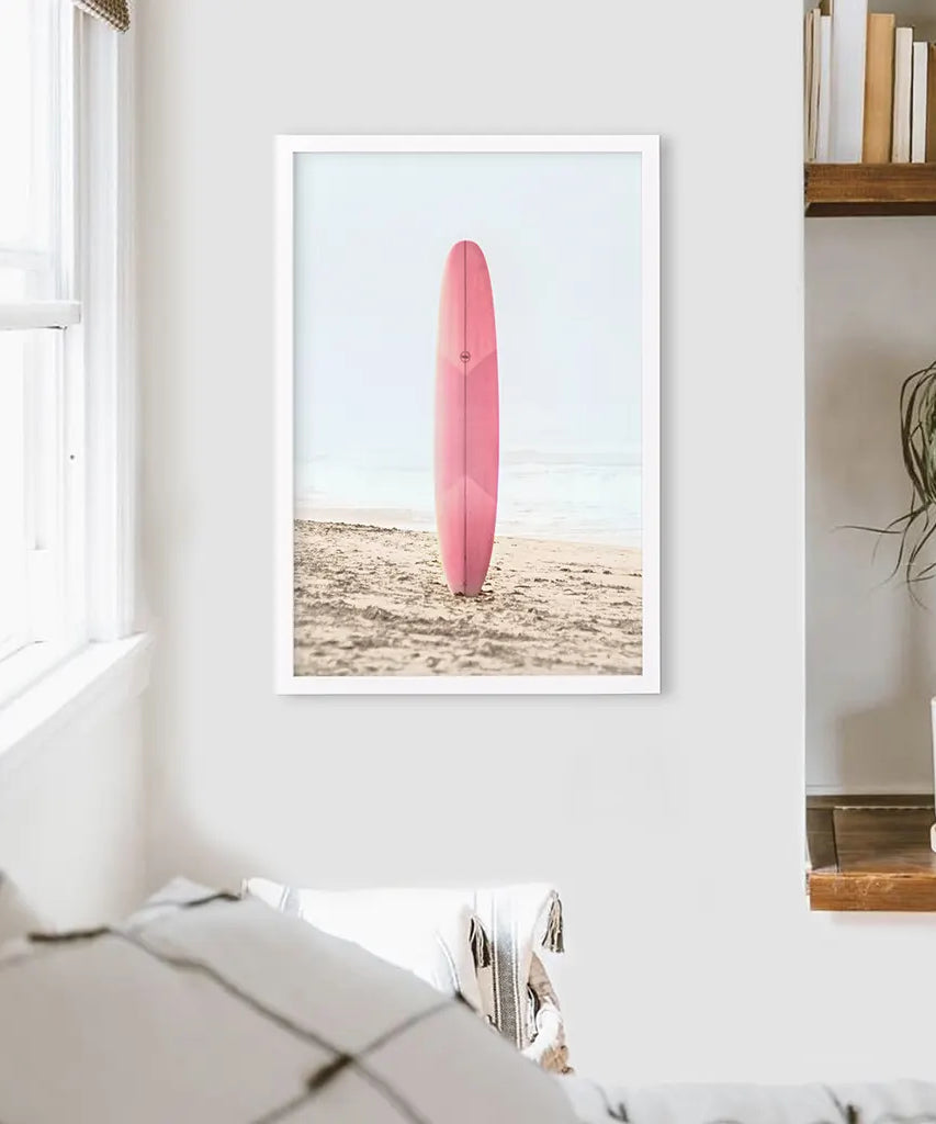Pink Surfboard an einem Sandstrand Druck. Kalifornischer Sommer