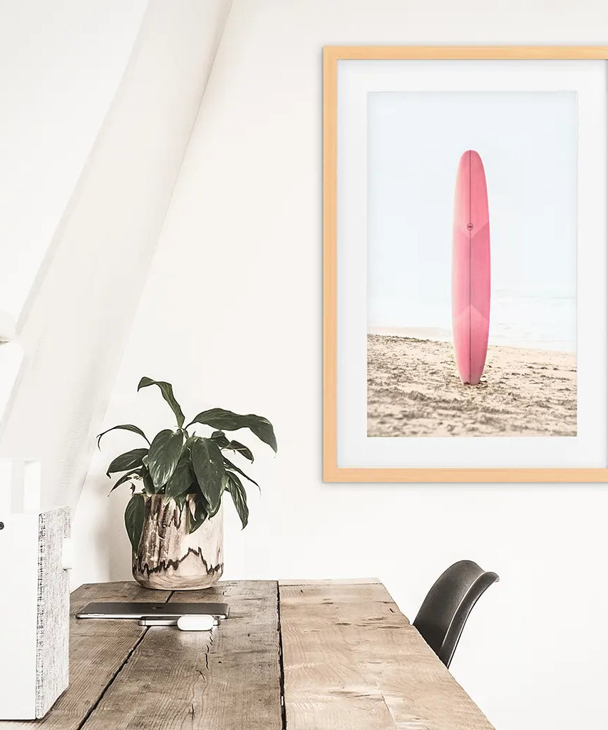 Pink Surfboard an einem Sandstrand Druck. Kalifornischer Sommer