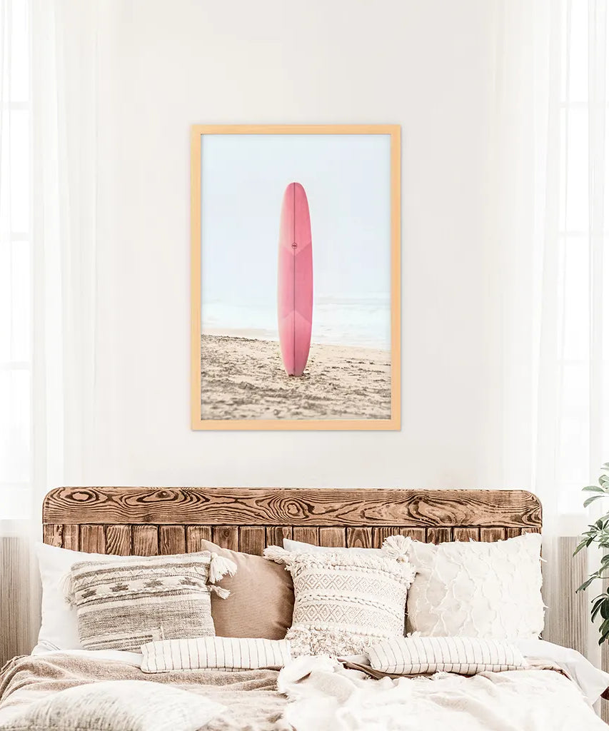 Pink Surfboard an einem Sandstrand Druck. Kalifornischer Sommer