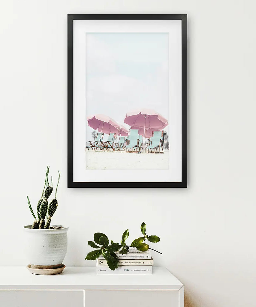 Wandkunstdruck „Pinkfarbener Regenschirm“. Sommerliches Strandthema