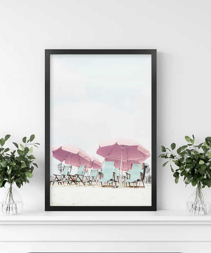 Wandkunstdruck „Pinkfarbener Regenschirm“. Sommerliches Strandthema