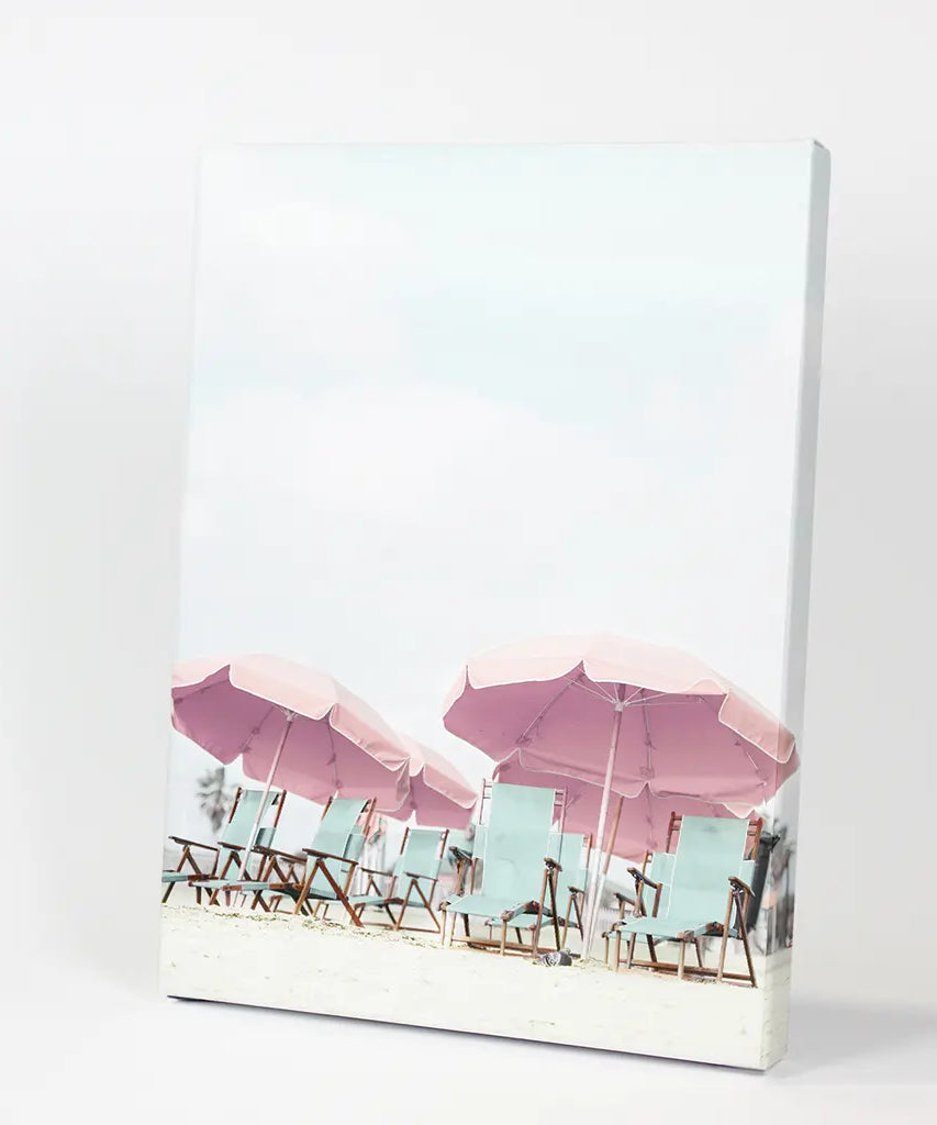 Wandkunstdruck „Pinkfarbener Regenschirm“. Sommerliches Strandthema