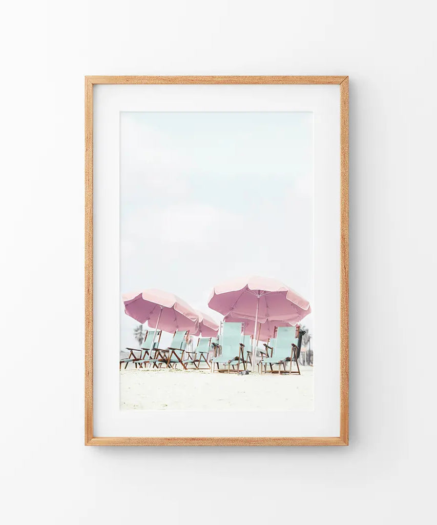 Wandkunstdruck „Pinkfarbener Regenschirm“. Sommerliches Strandthema