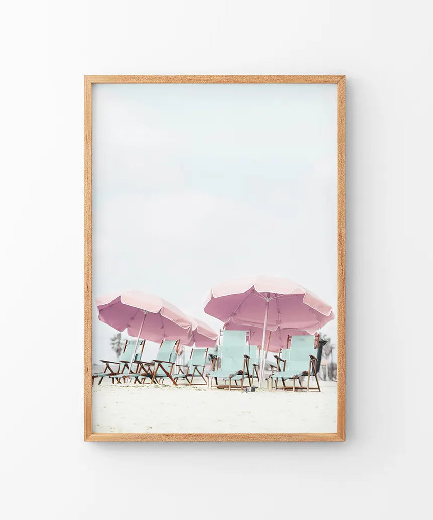 Wandkunstdruck „Pinkfarbener Regenschirm“. Sommerliches Strandthema