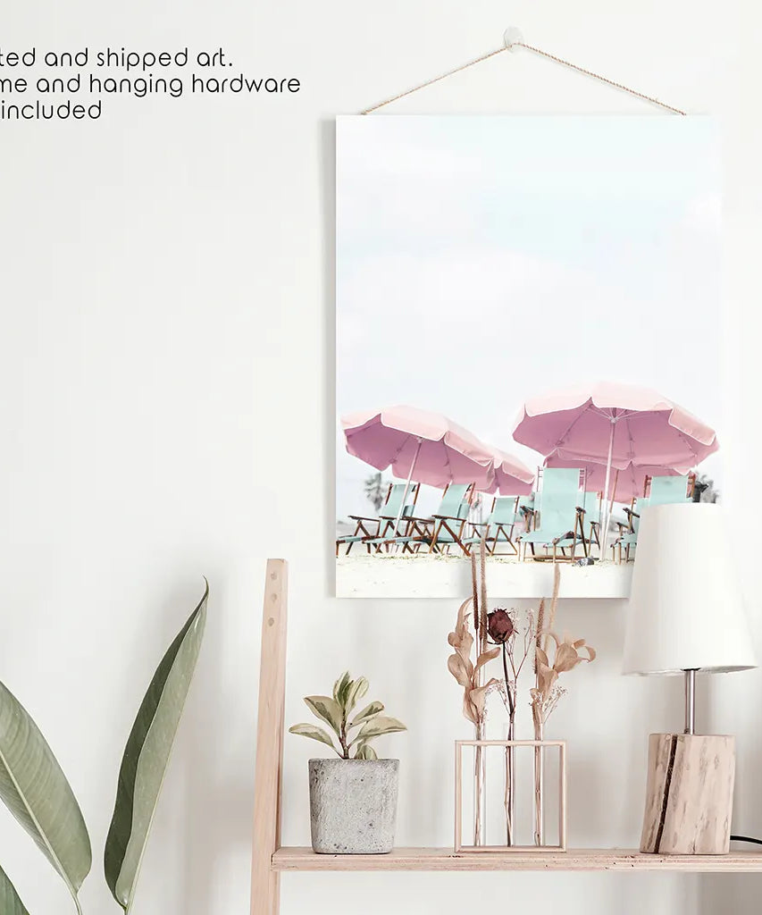 Wandkunstdruck „Pinkfarbener Regenschirm“. Sommerliches Strandthema