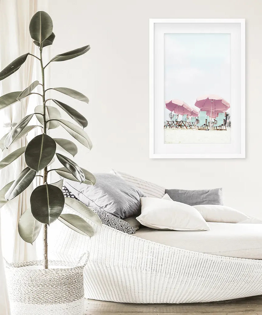 Wandkunstdruck „Pinkfarbener Regenschirm“. Sommerliches Strandthema