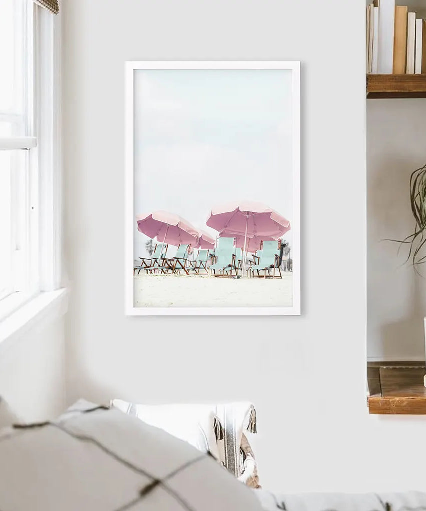 Wandkunstdruck „Pinkfarbener Regenschirm“. Sommerliches Strandthema