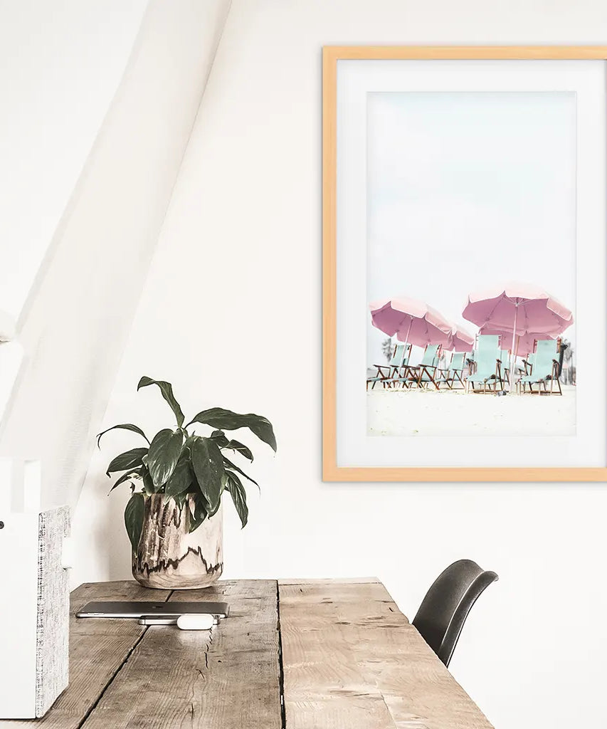 Wandkunstdruck „Pinkfarbener Regenschirm“. Sommerliches Strandthema