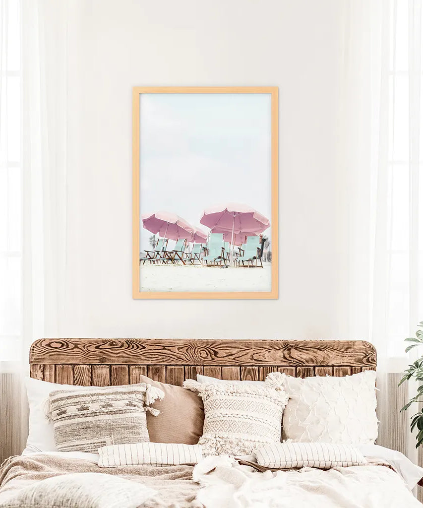 Wandkunstdruck „Pinkfarbener Regenschirm“. Sommerliches Strandthema