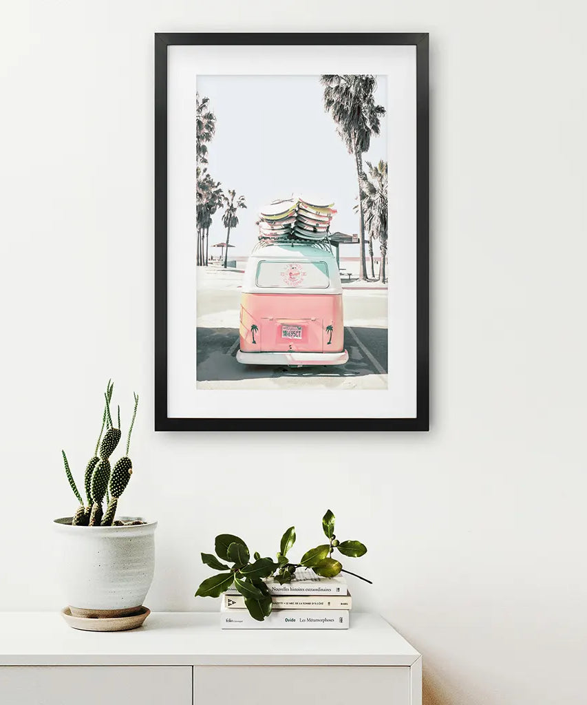 Pinker Vintage Van Kunstdruck. Tropisches Sommer Surfing Wandbild